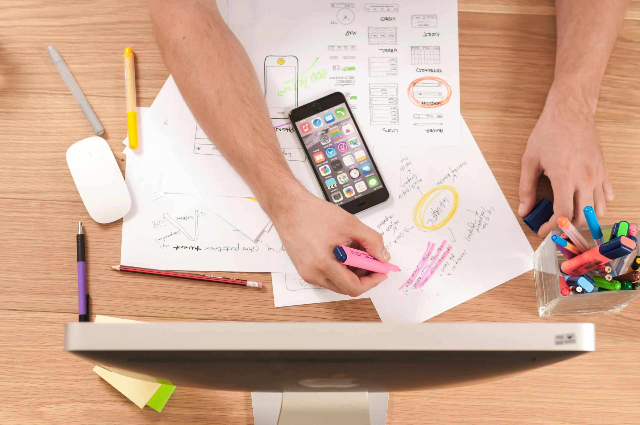 Comparación entre publicidad digital tradicional y programática, destacando su eficiencia y segmentación