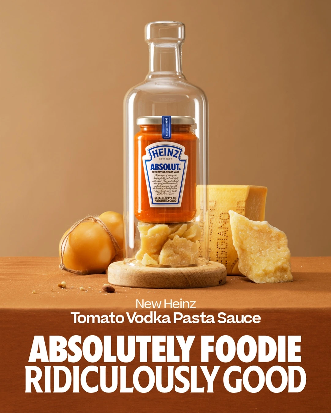 Frasco de salsa Heinz x Absolut rodeado de tomates, pasta y botella de vodka